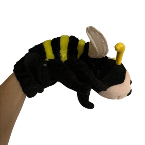 Bumblebee hand puppet - Picture 4 of 5